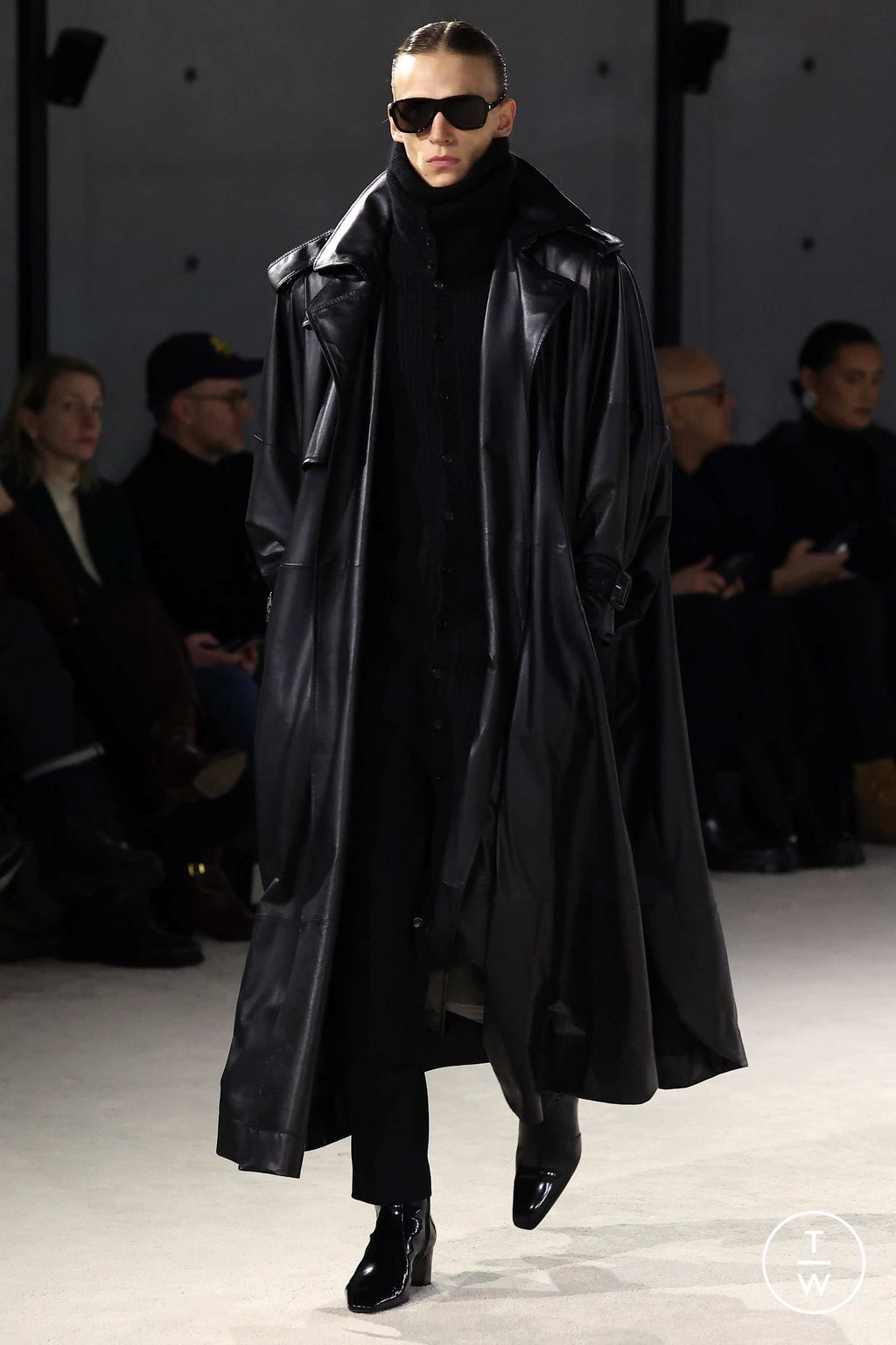 Fashion Week Paris Fall/Winter 2023 look 30 from the Saint Laurent collection menswear