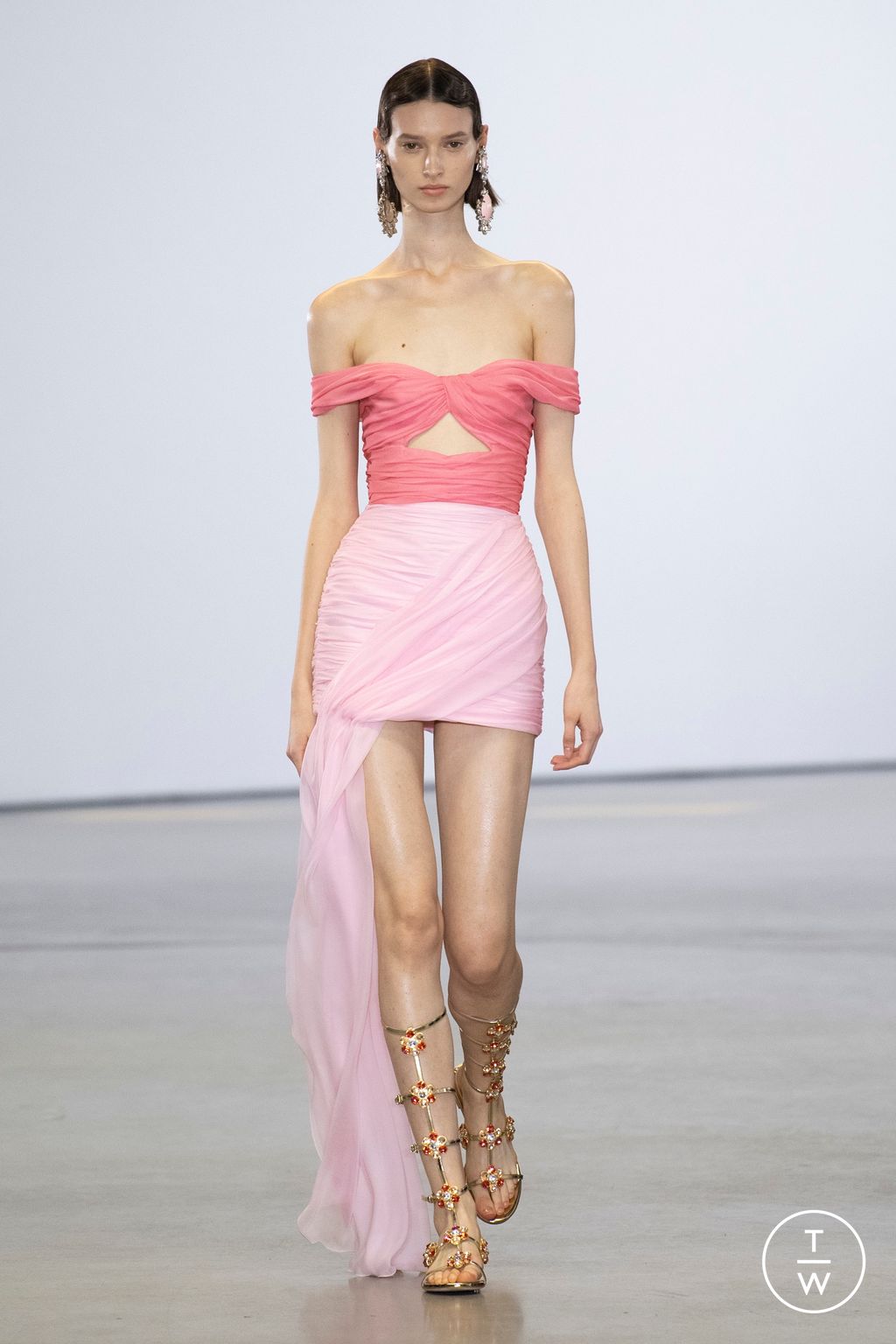 Fashion Week Paris Spring/Summer 2023 look 2 de la collection Giambattista Valli womenswear