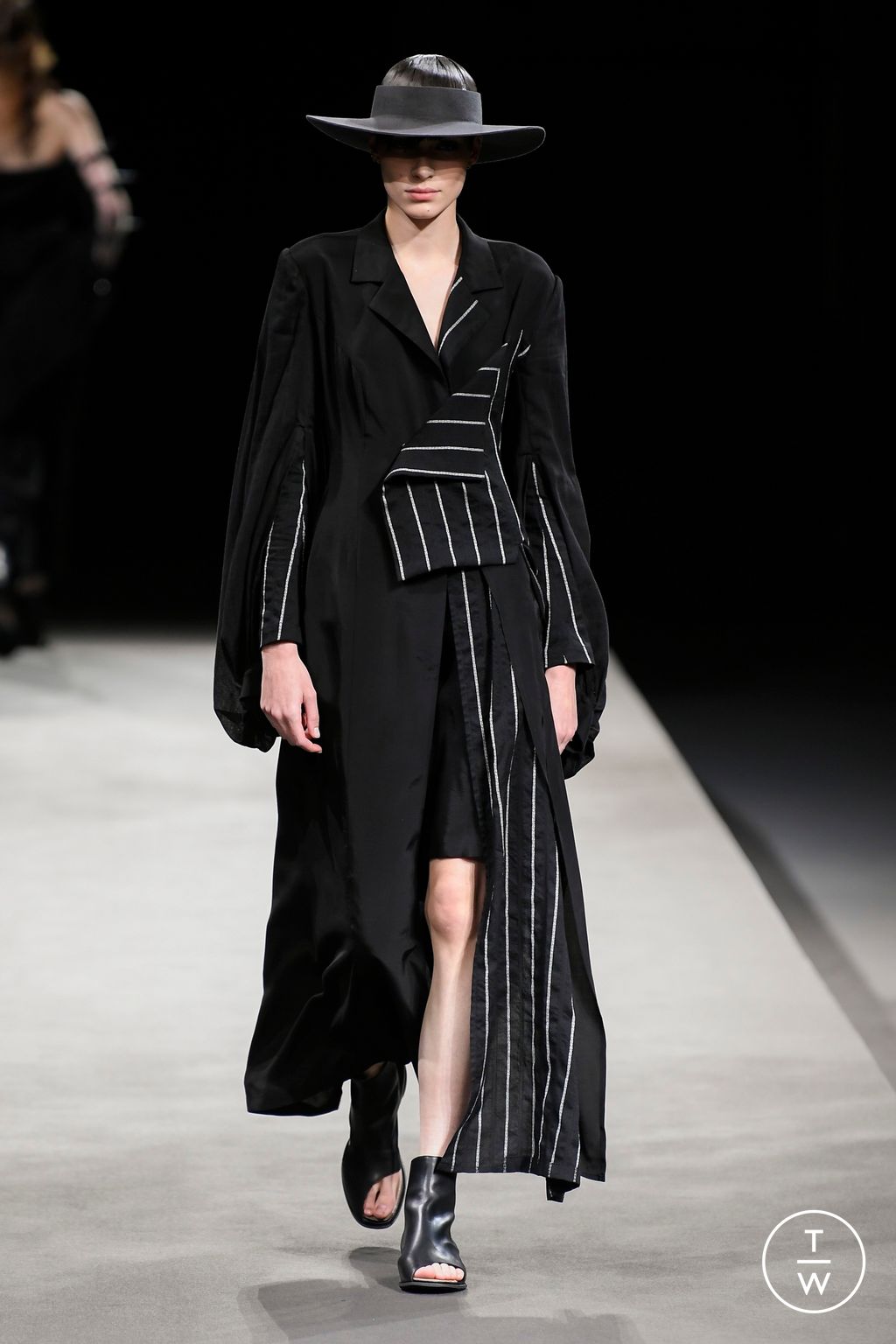 Fashion Week Paris Spring/Summer 2023 look 23 from the Yohji Yamamoto collection womenswear