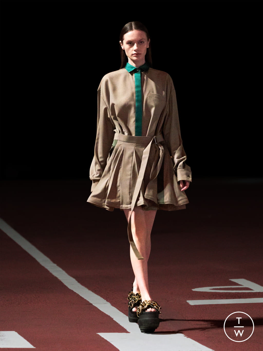 Fashion Week Paris Spring/Summer 2022 look 5 de la collection Sacai womenswear