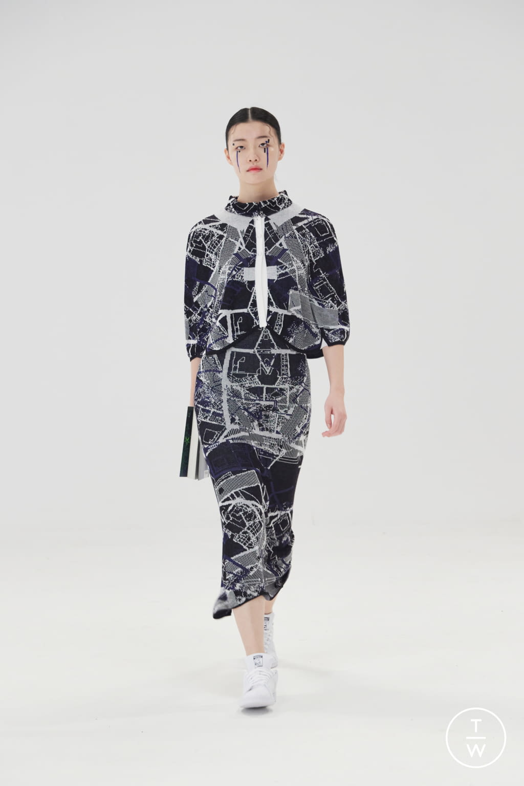 Fashion Week London Fall/Winter 2021 look 4 from the APUJAN collection womenswear