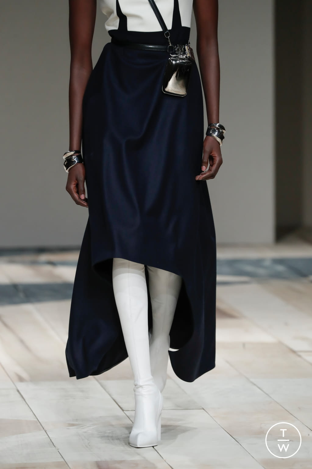 Fashion Week Paris Fall/Winter 2020 look 15 de la collection Alexander McQueen womenswear accessories