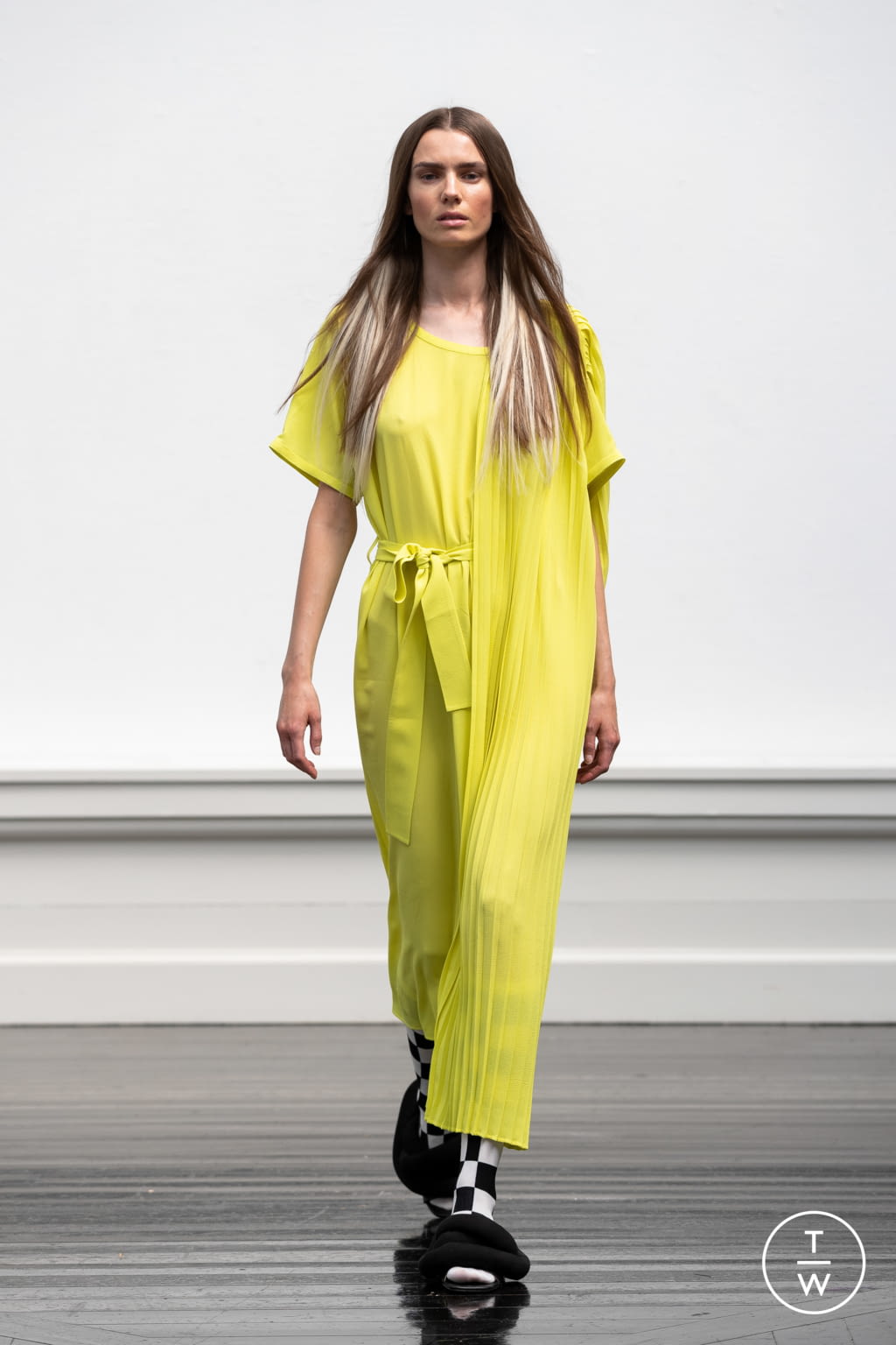 Fashion Week Paris Spring/Summer 2022 look 6 de la collection Henrik Vibskov menswear