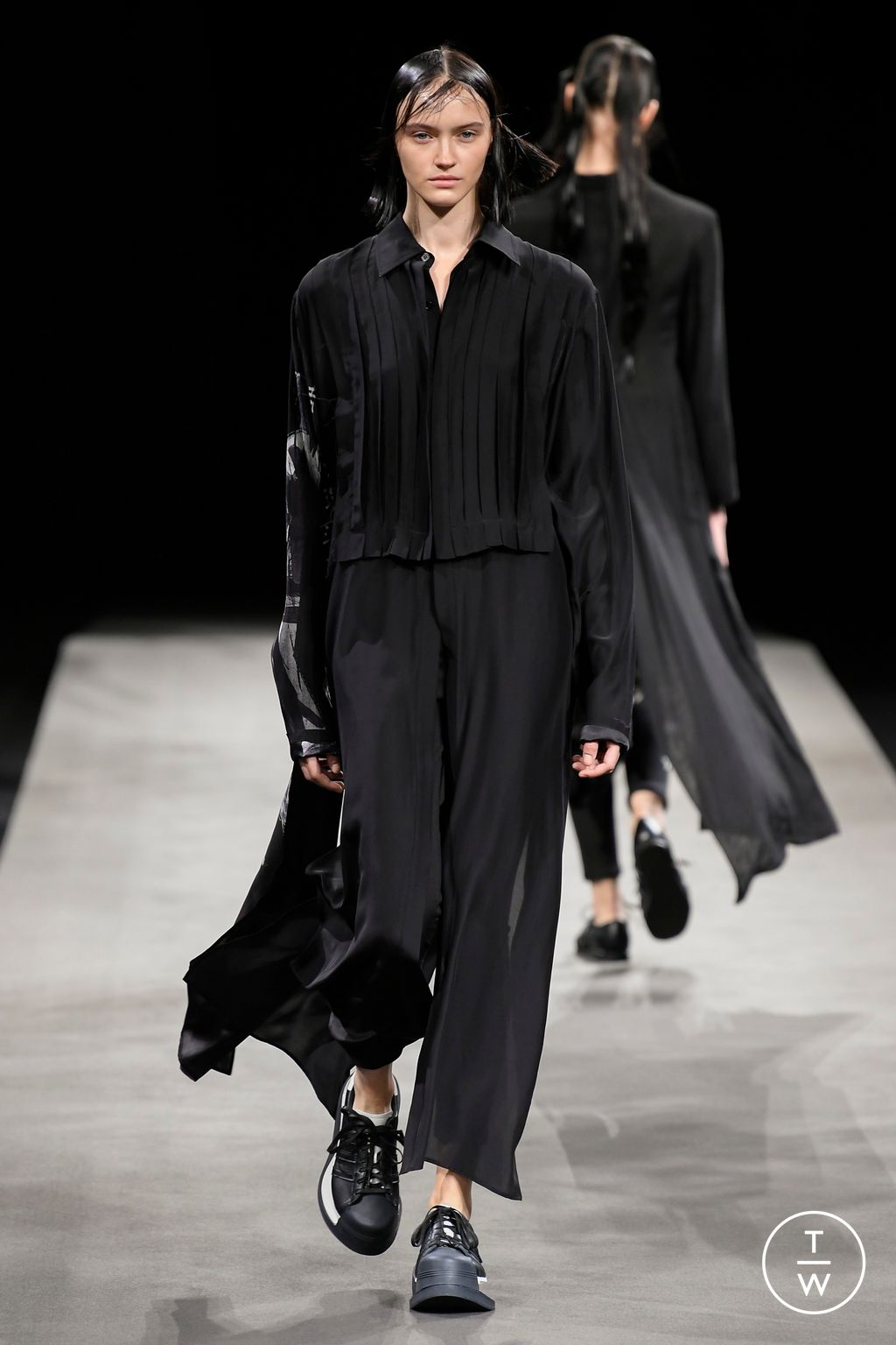 Fashion Week Paris Spring/Summer 2023 look 16 from the Yohji Yamamoto collection womenswear
