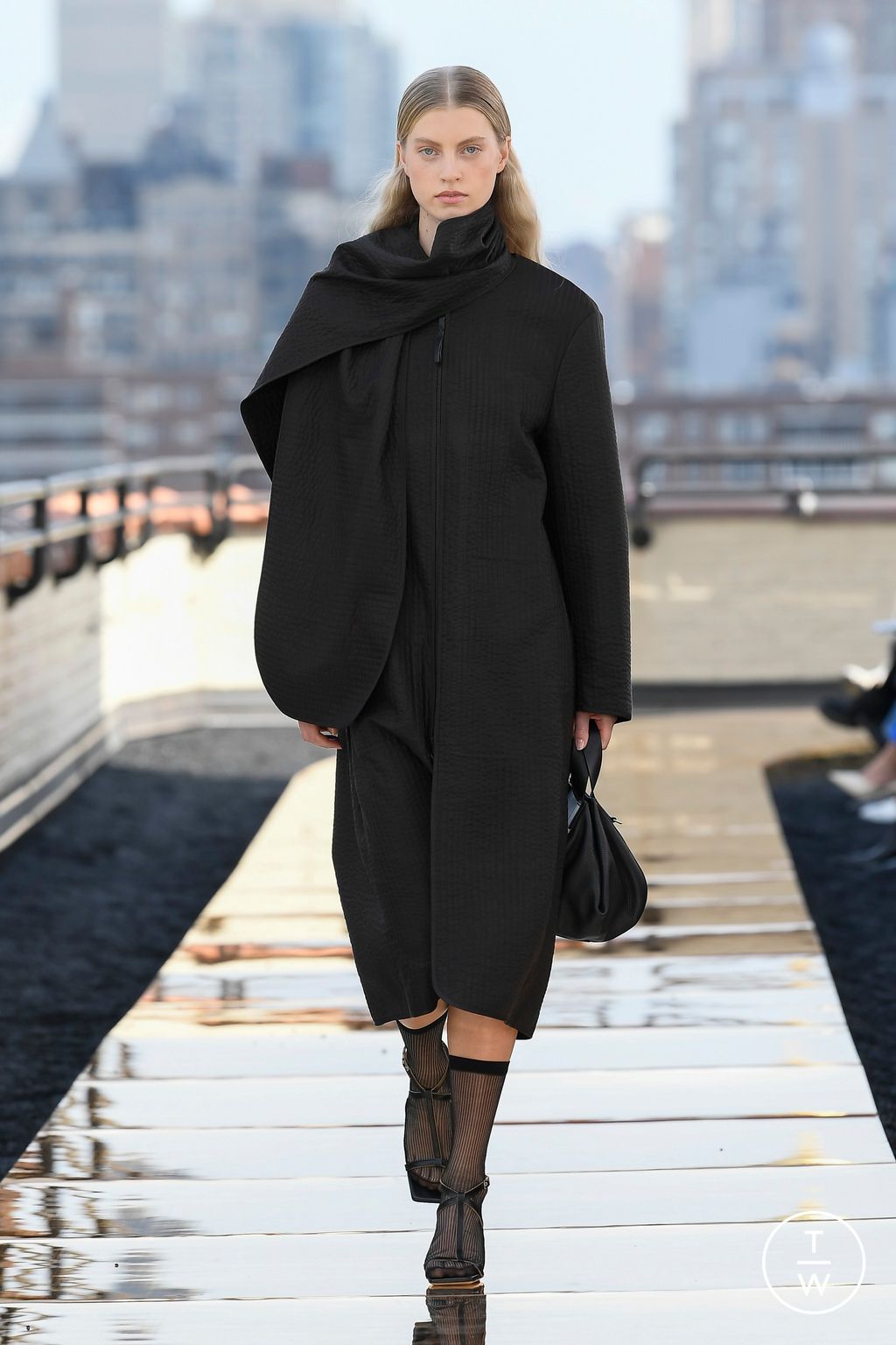 Fashion Week New York Fall/Winter 2022 look 21 from the Cos collection 女装