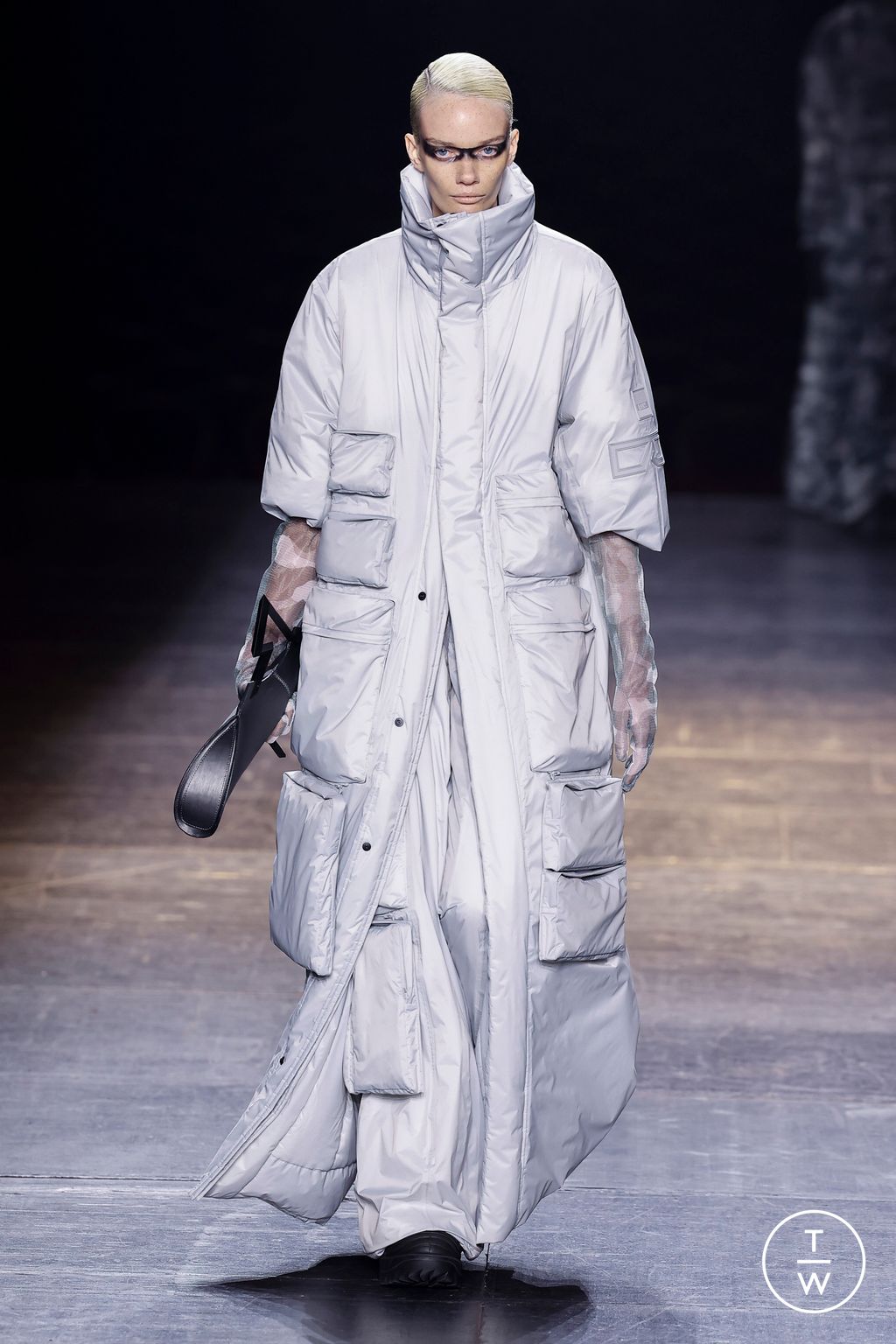 Fashion Week Paris Fall/Winter 2023 look 24 de la collection Rains menswear
