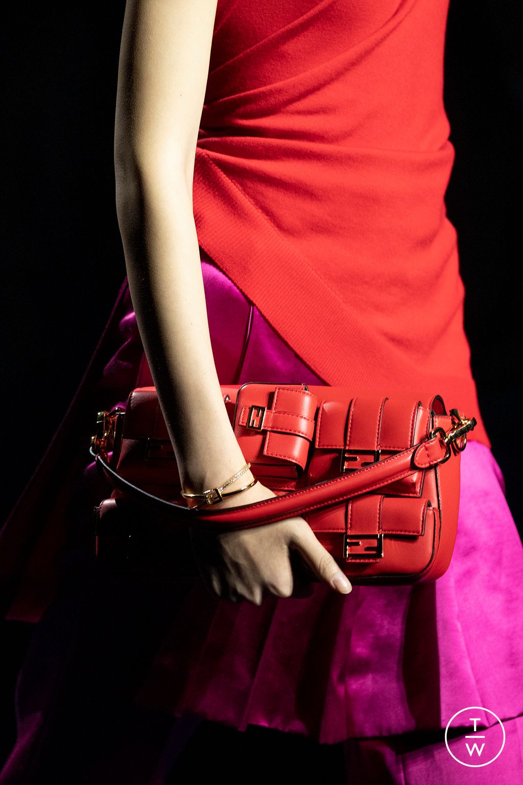 Fashion Week Milan Fall/Winter 2023 look 22 de la collection Fendi womenswear accessories