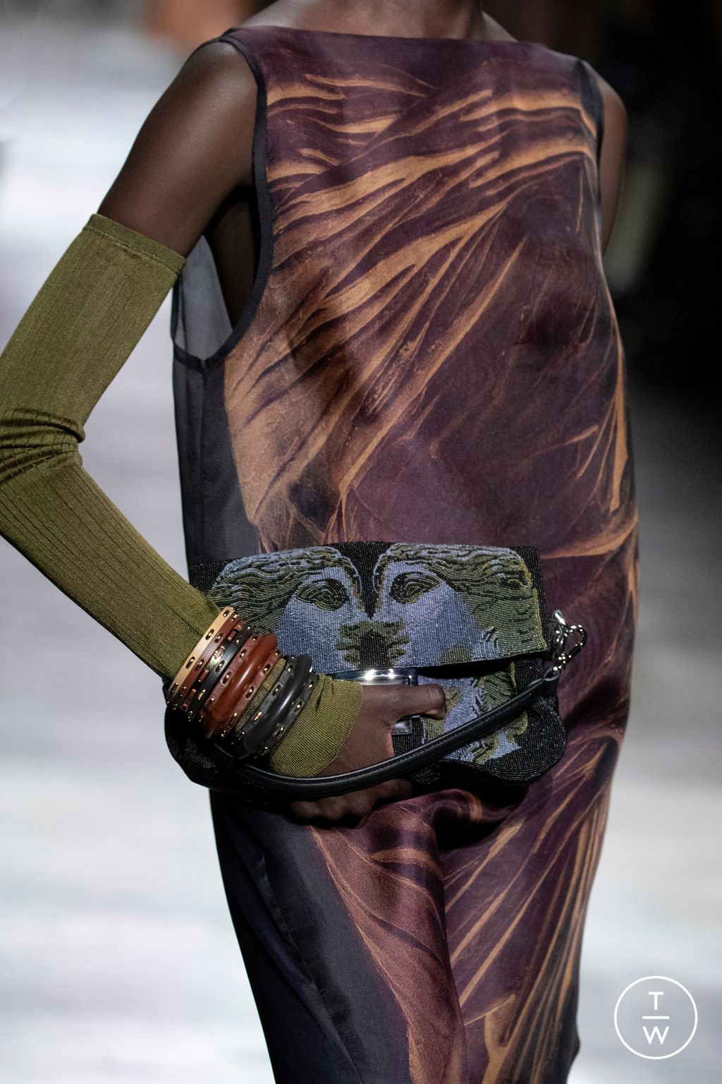 Fashion Week Milan Fall/Winter 2024 look 37 from the Fendi collection 女装配饰