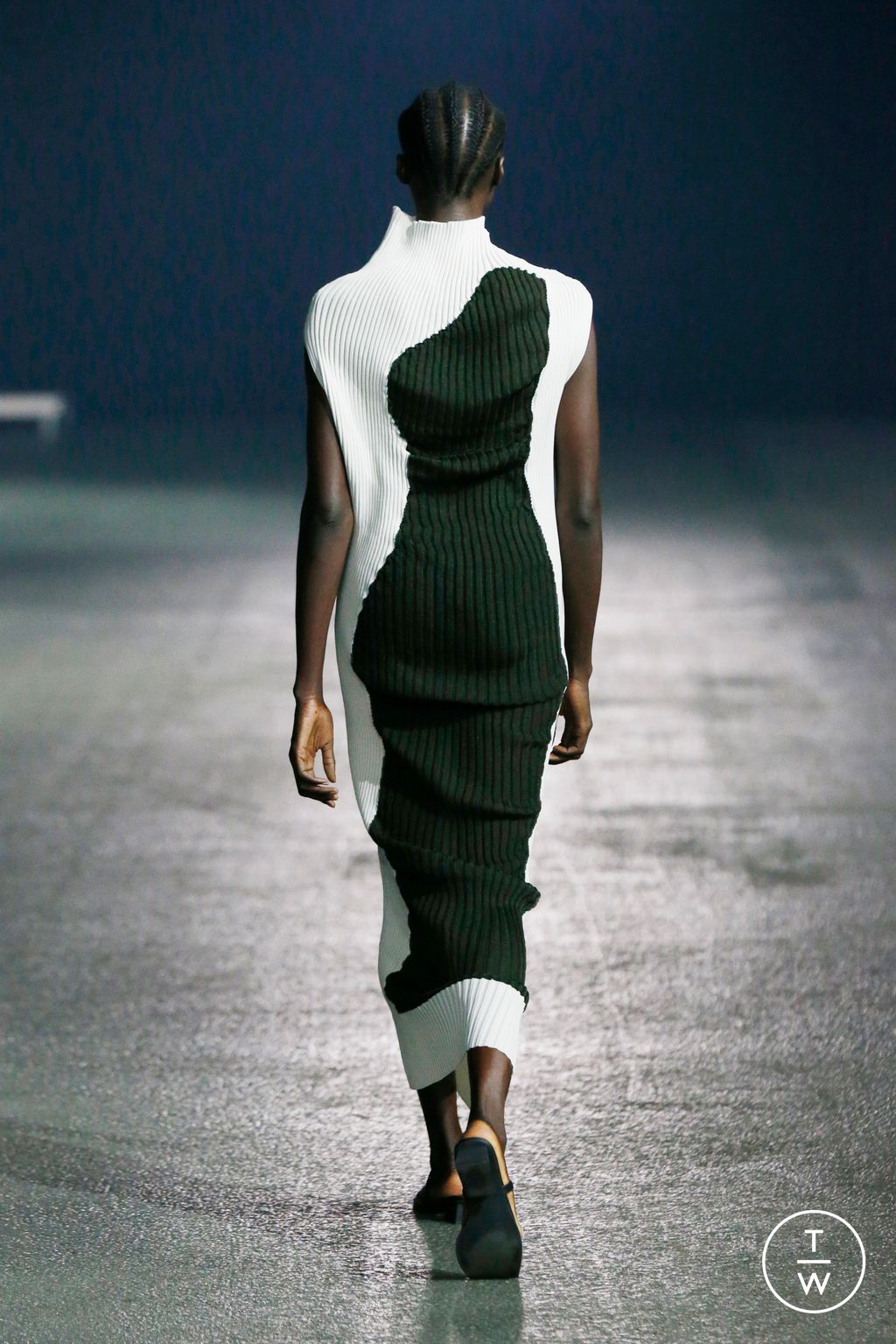Fashion Week Paris Spring/Summer 2023 look 52 from the Issey Miyake collection 女装