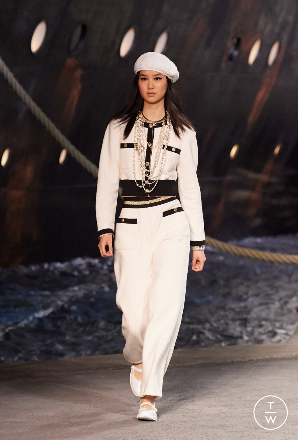 Chanel Resort 2018 collection, runway looks, beauty, models, and reviews.