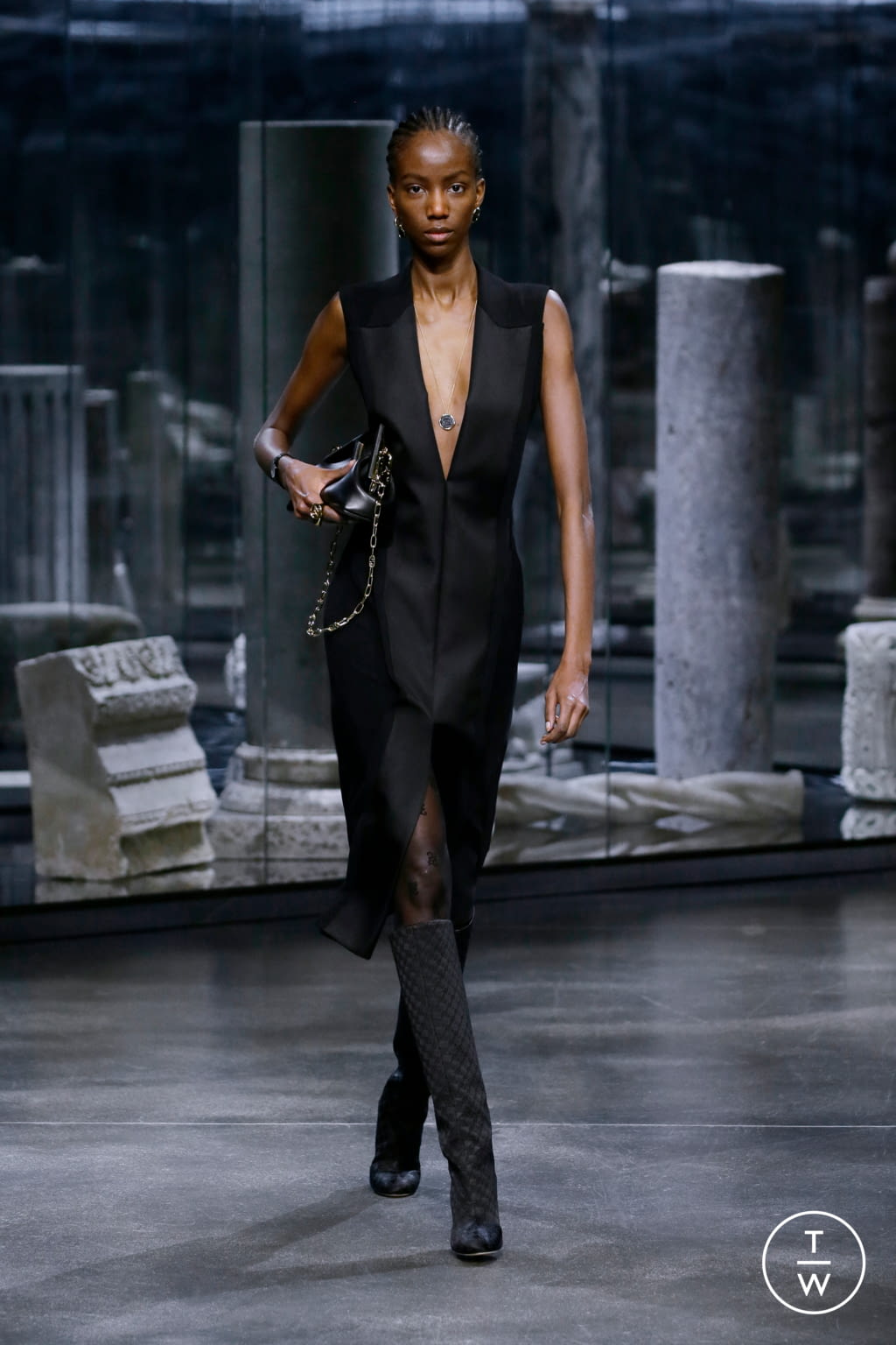Fashion Week Milan Fall/Winter 2021 look 52 from the Fendi collection 女装