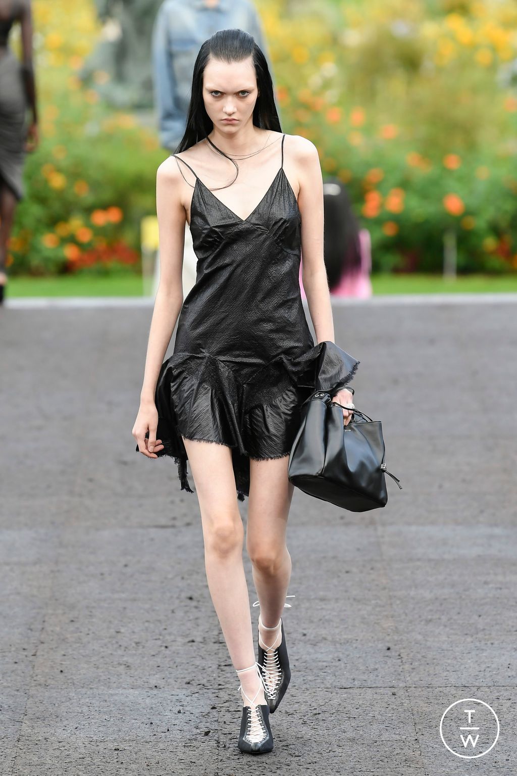 Fashion Week Paris Spring/Summer 2023 look 17 de la collection Givenchy womenswear