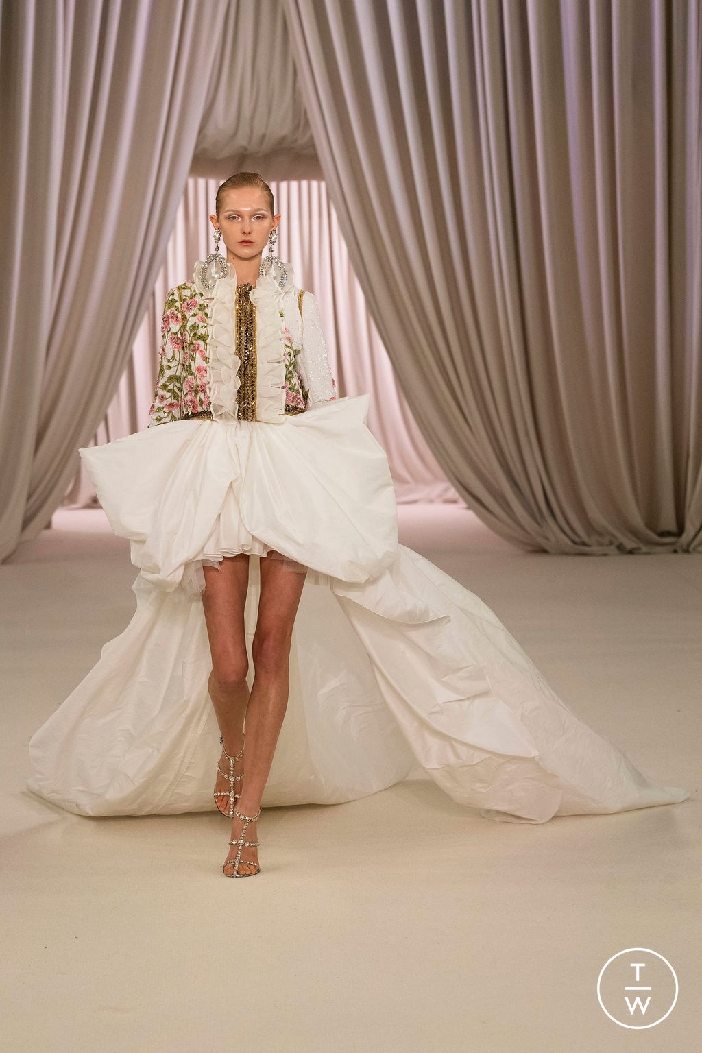 Fashion Week Paris Spring/Summer 2023 look 40 from the Giambattista Valli collection couture