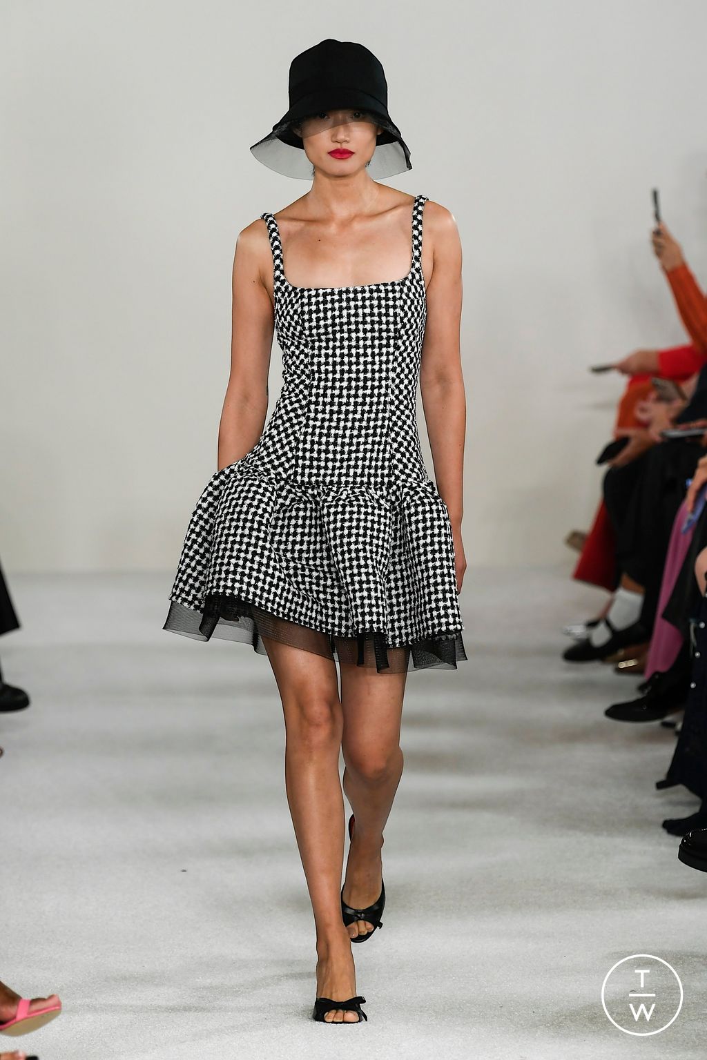 Fashion Week New York Spring/Summer 2023 look 23 from the Carolina Herrera collection womenswear