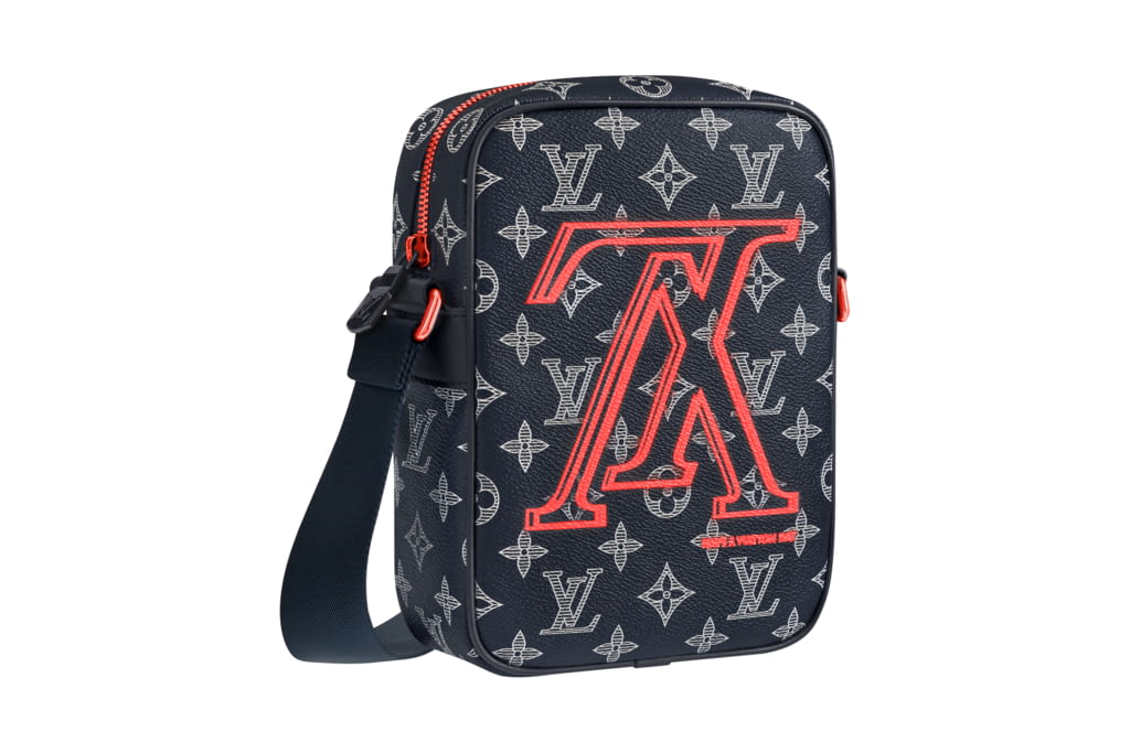 Fashion Week Paris Fall/Winter 2018 look 32 from the Louis Vuitton collection menswear accessories