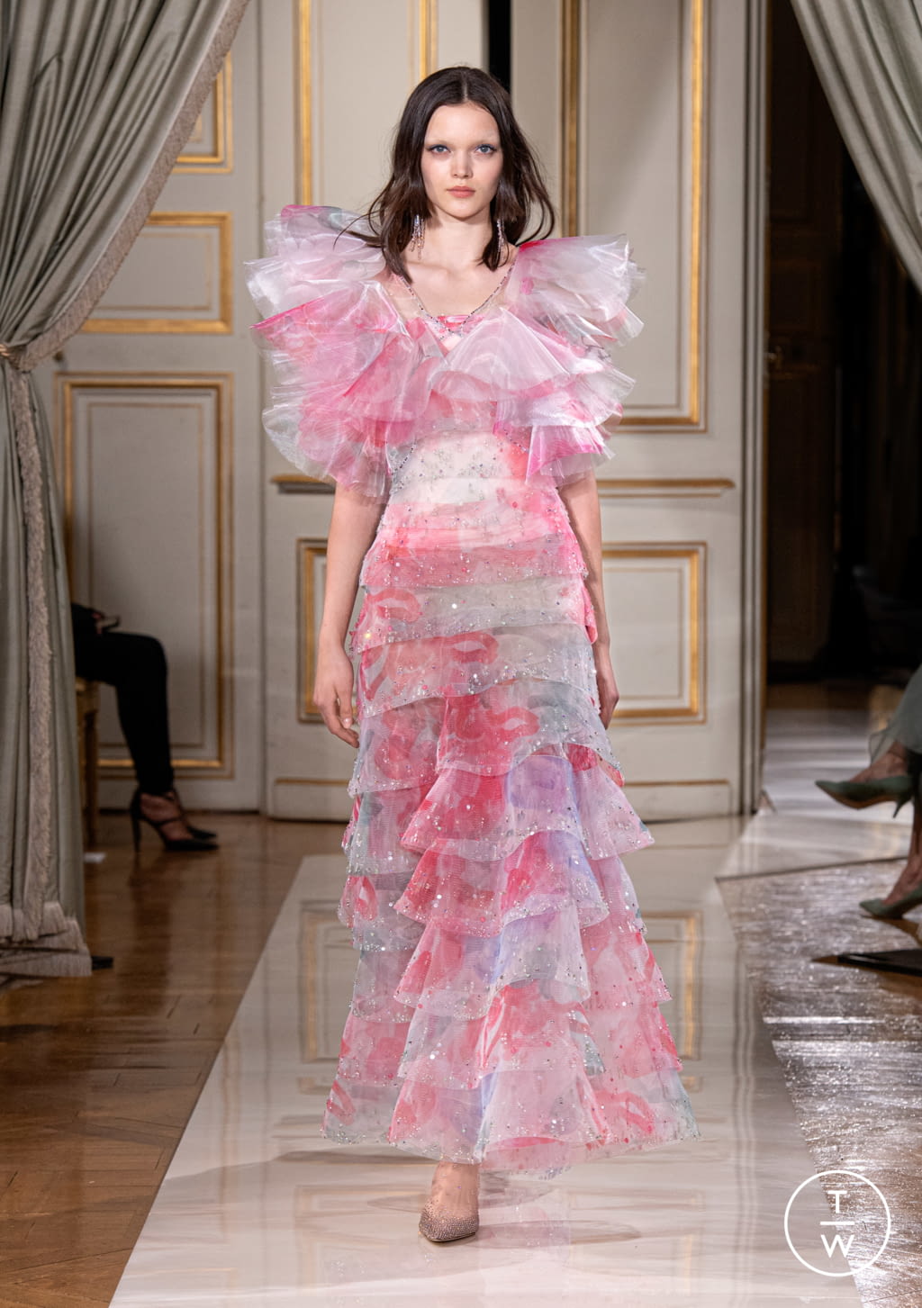 Fashion Week Paris Fall/Winter 2021 look 54 from the Giorgio Armani Privé collection couture