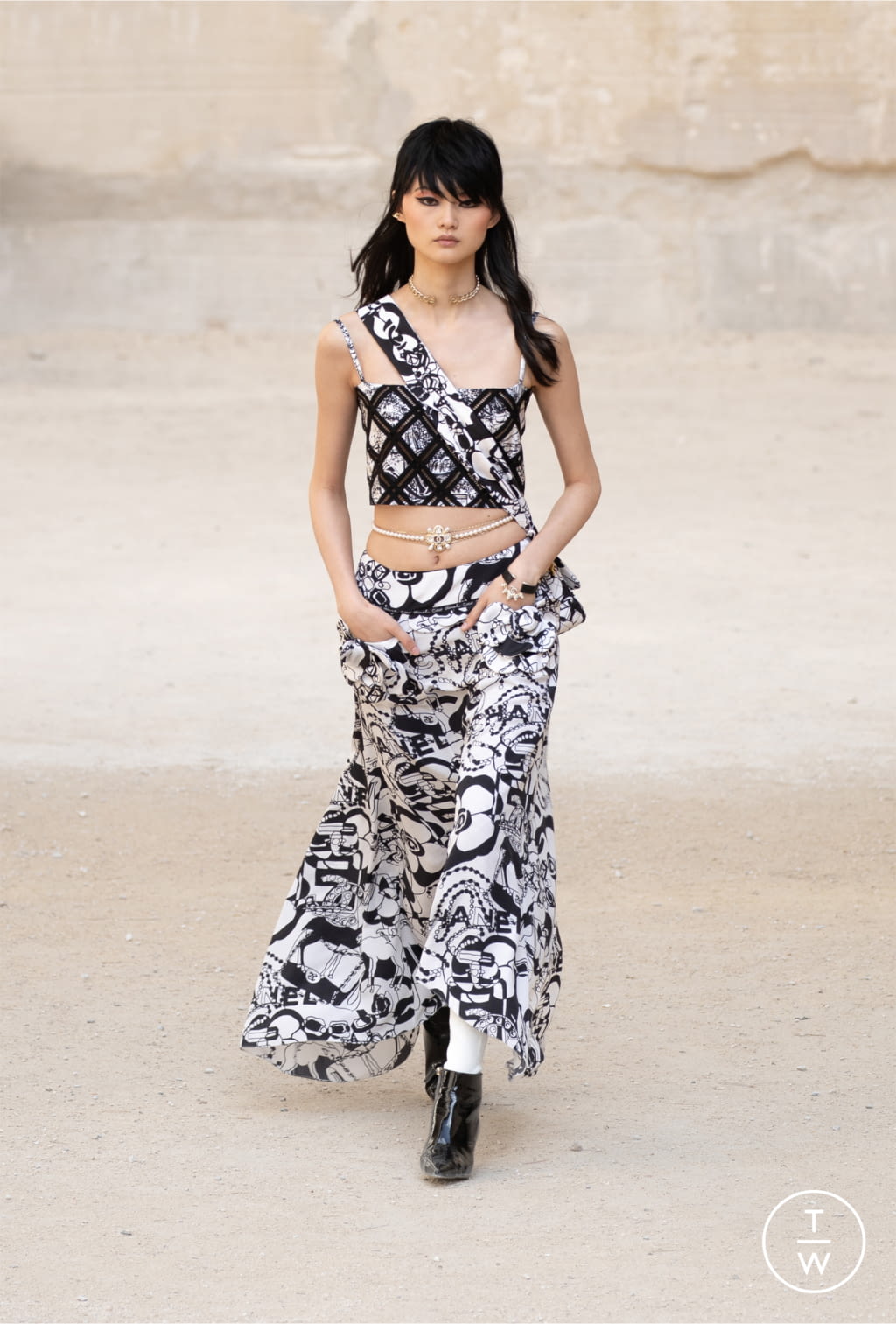 Fashion Week Paris Resort 2022 look 54 from the Chanel collection 女装