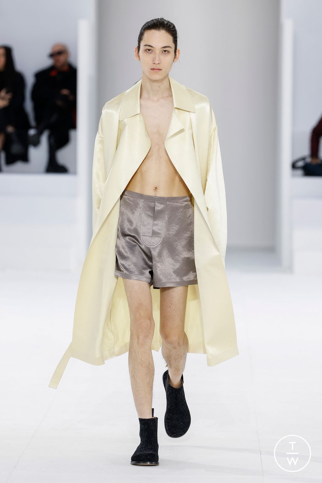 Fashion Week Paris Fall/Winter 2023 look 10 de la collection Loewe menswear