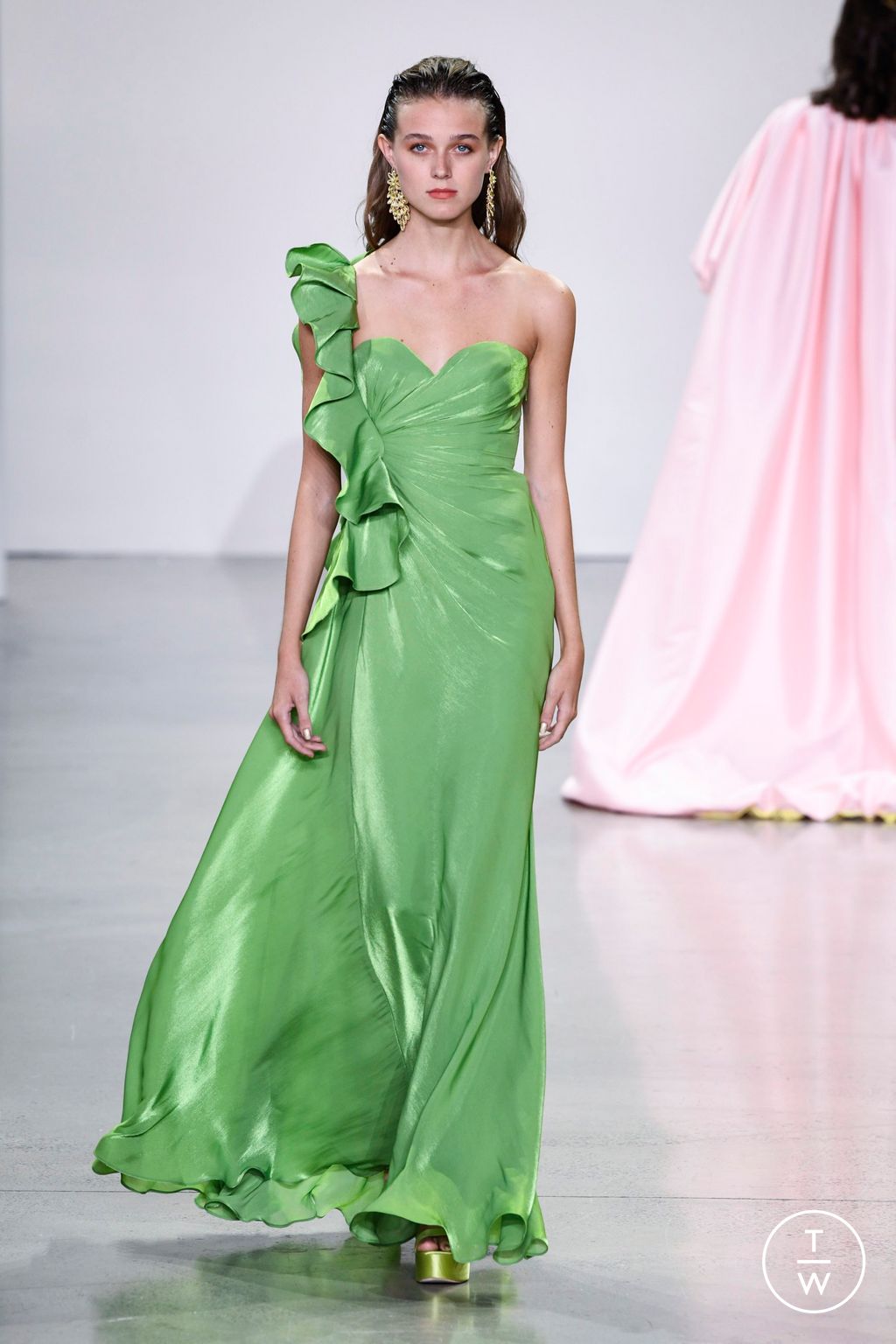 Fashion Week New York Spring/Summer 2023 look 17 from the Badgley Mischka collection 女装