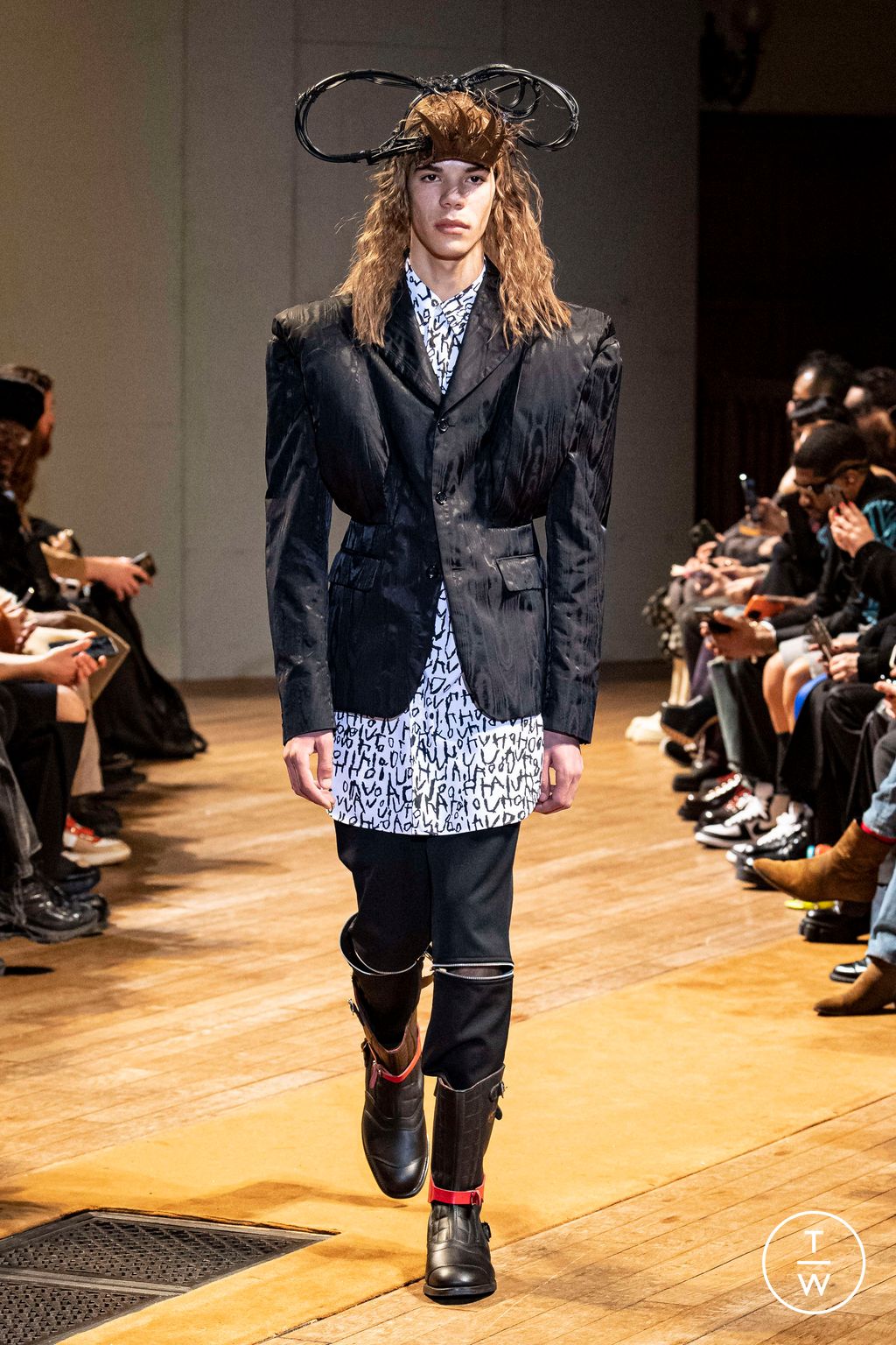 Fashion Week Paris Fall/Winter 2023 look 24 from the Comme des Garçons Homme Plus collection menswear