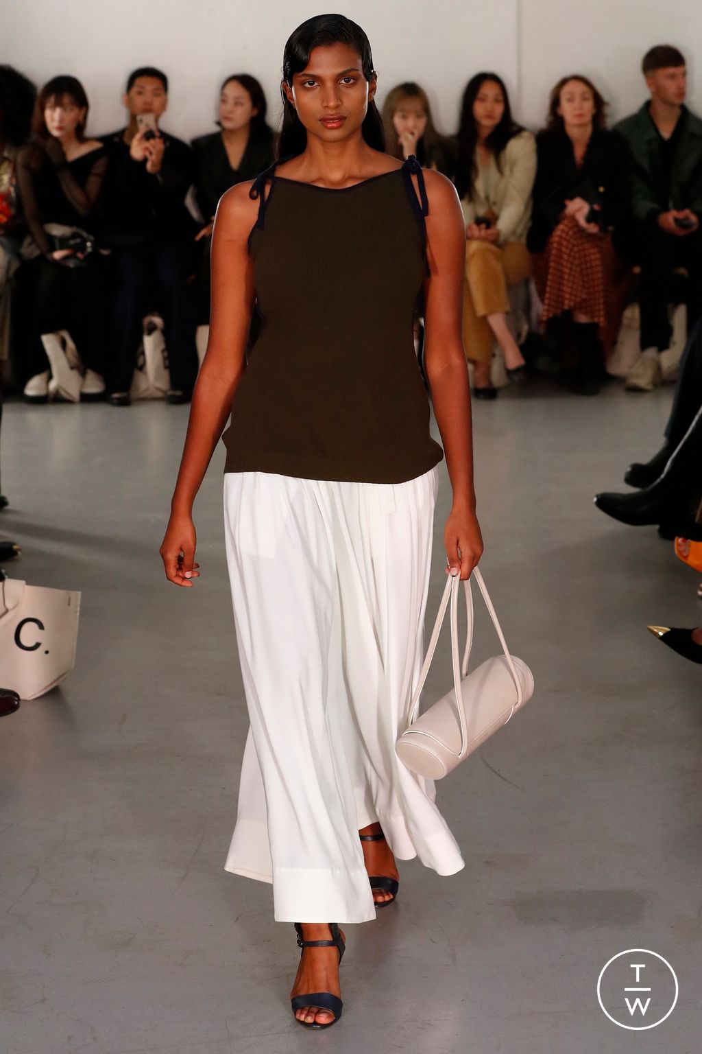 Fashion Week London Spring/Summer 2023 look 30 de la collection Eudon Choi womenswear