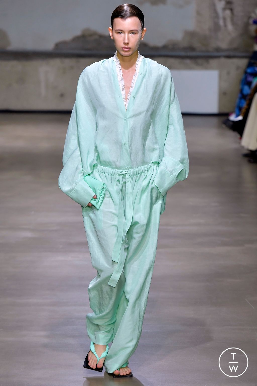 Fashion Week Paris Spring/Summer 2023 look 19 from the Christian Wijnants collection 女装