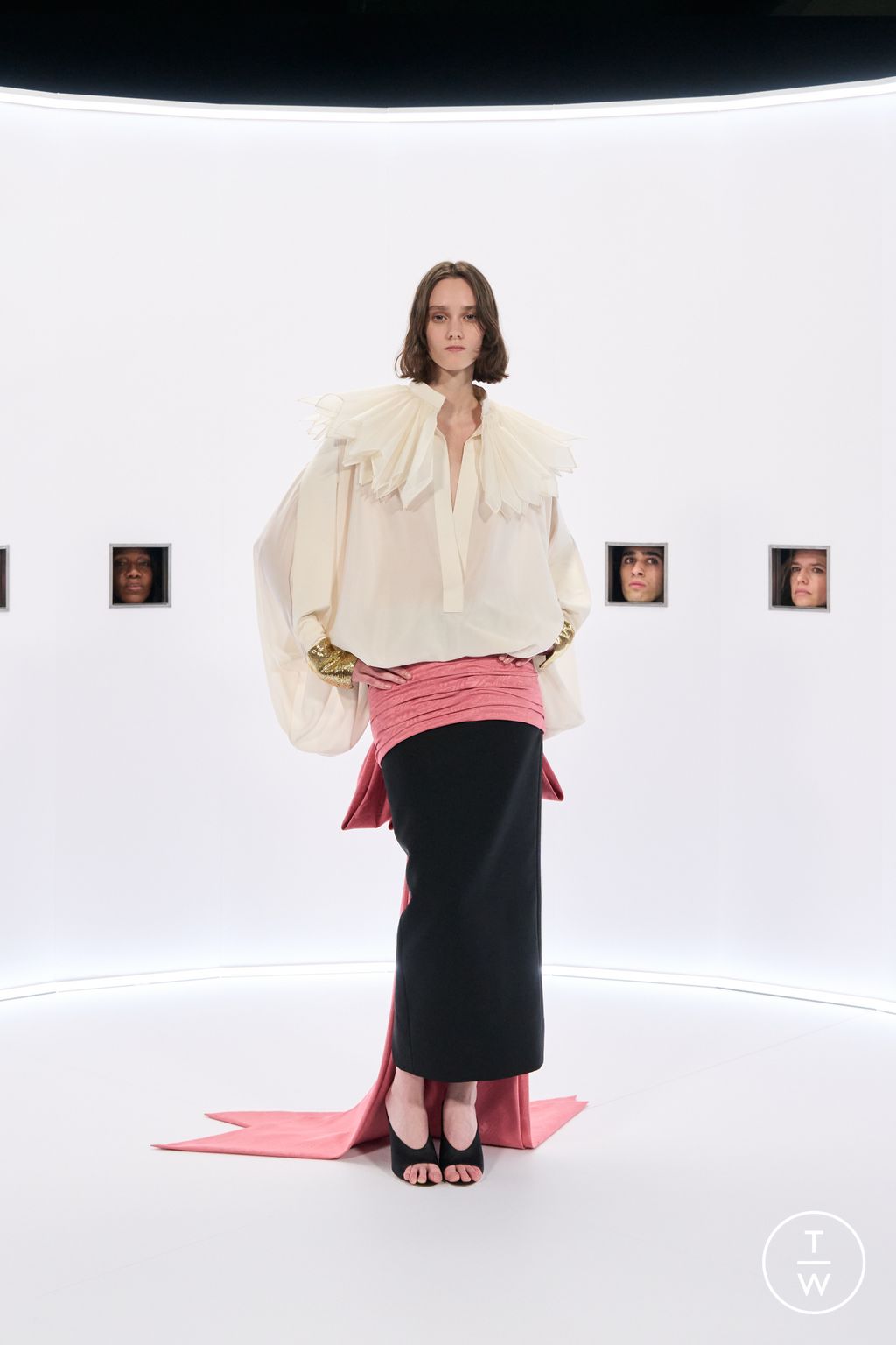 Fashion Week Paris Spring/Summer 2026 look 56 from the Valentino collection couture