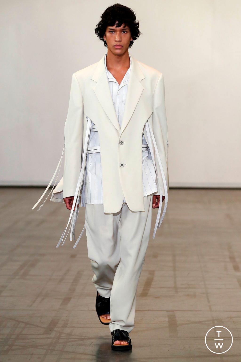 Fashion Week Paris Spring/Summer 2023 look 14 from the Ujoh collection 女装