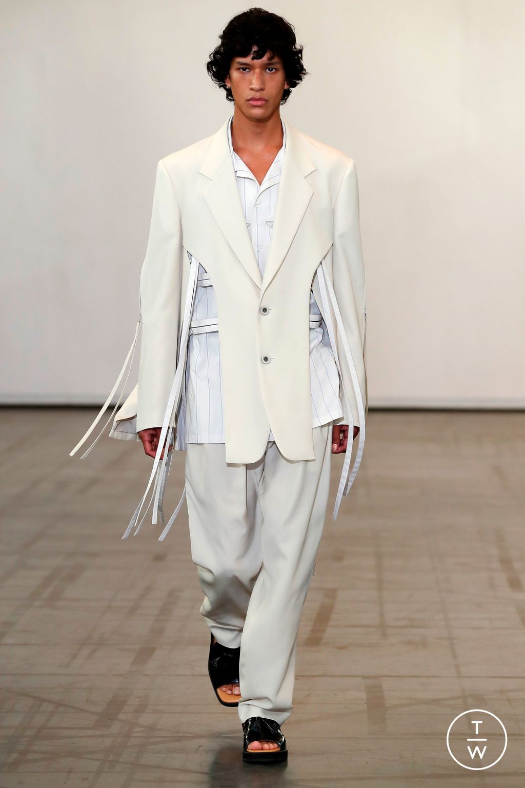 Fashion Week Paris Spring/Summer 2023 look 14 de la collection Ujoh womenswear