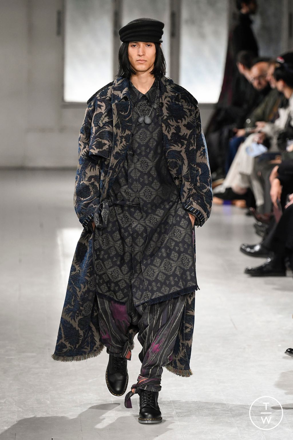 Fashion Week Paris Fall/Winter 2023 look 4 de la collection Yohji Yamamoto menswear