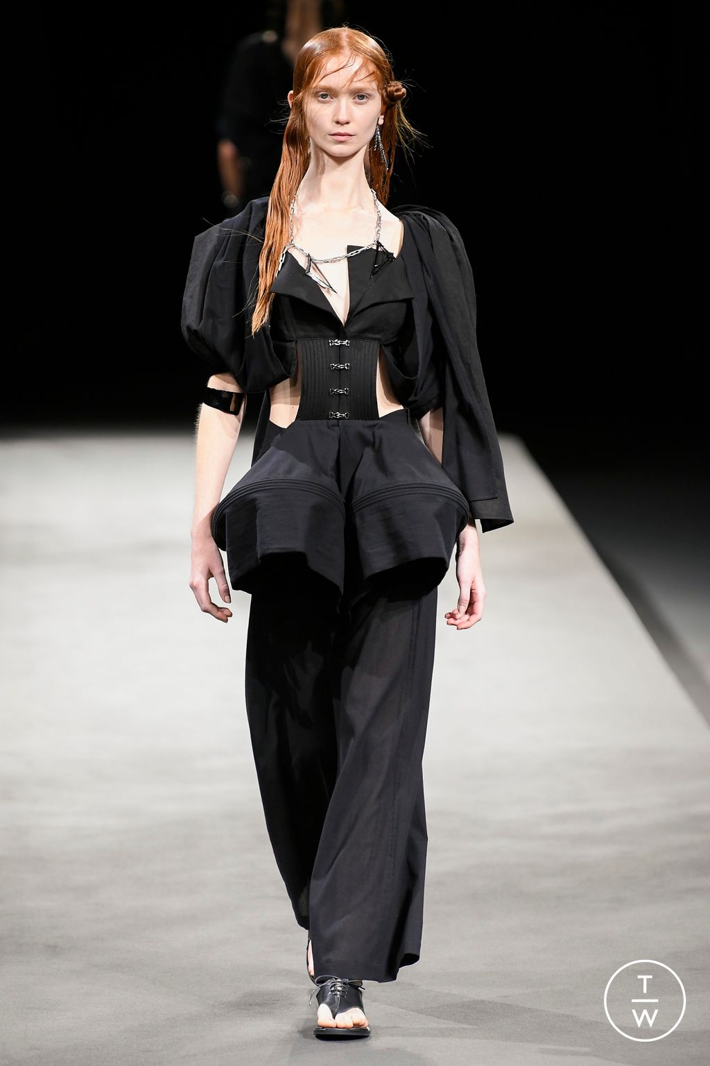 Fashion Week Paris Spring/Summer 2023 look 21 de la collection Yohji Yamamoto womenswear