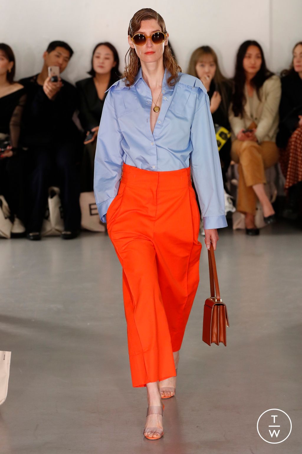 Fashion Week London Spring/Summer 2023 look 24 de la collection Eudon Choi womenswear