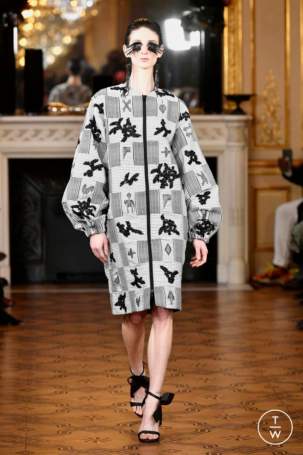 Fashion Week Paris Spring/Summer 2023 look 1 de la collection Imane Ayissi couture
