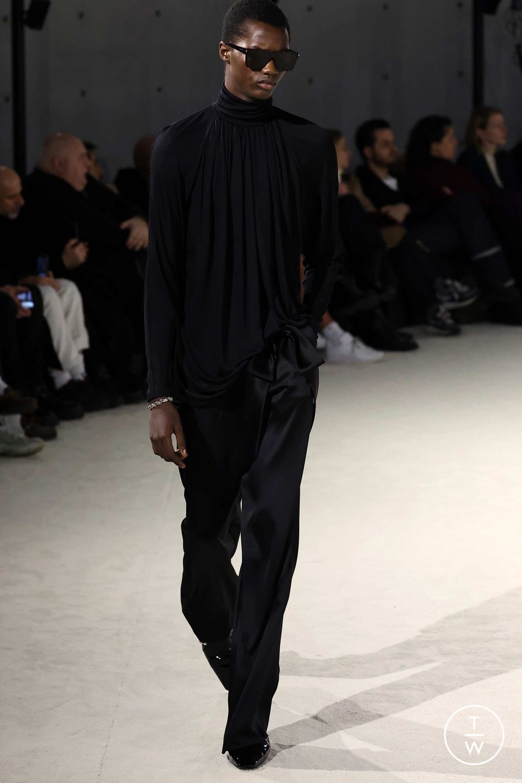 Fashion Week Paris Fall/Winter 2023 look 41 from the Saint Laurent collection 男装