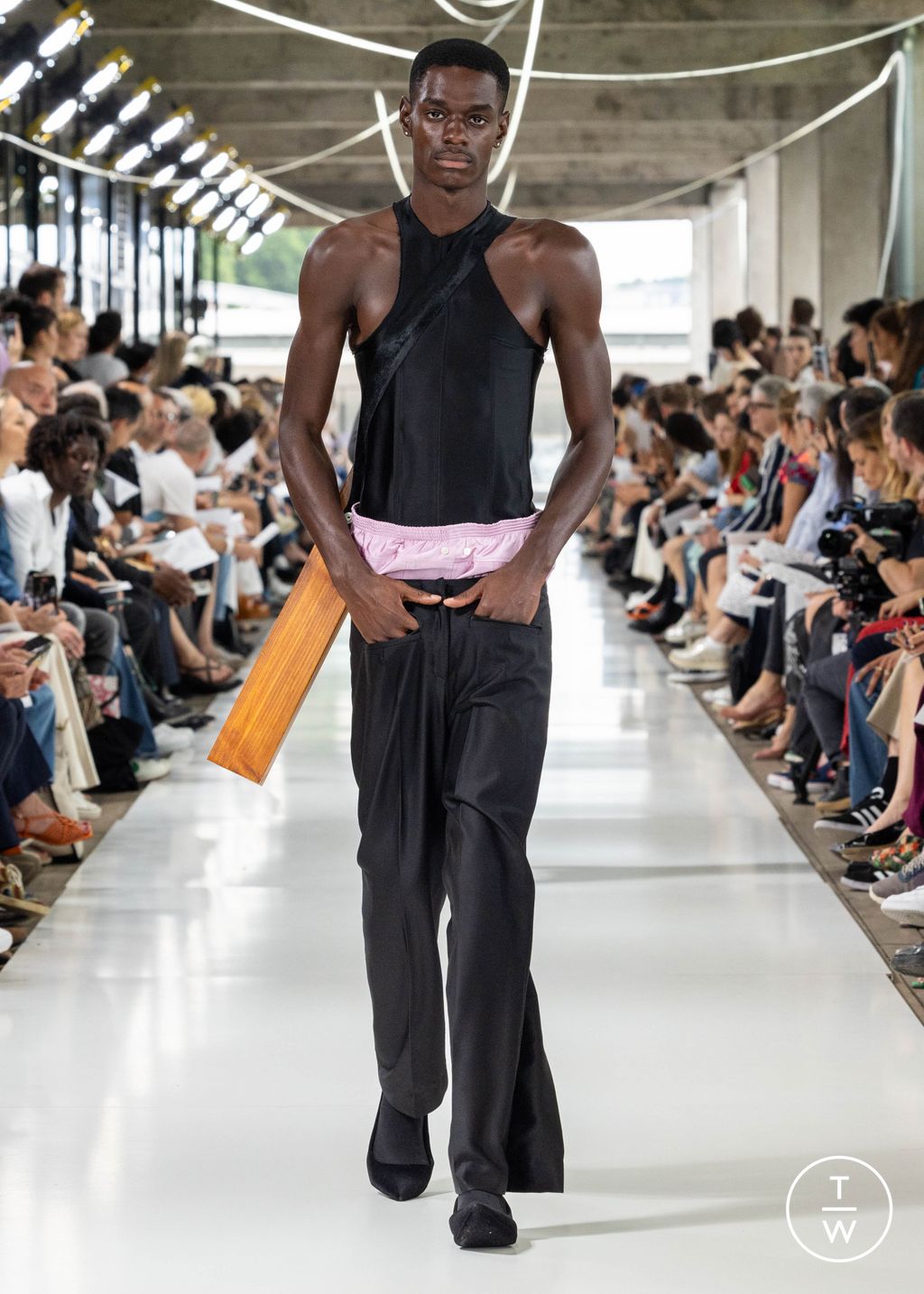 Fashion Week Paris Spring/Summer 2024 look 57 from the IFM PARIS collection 男装