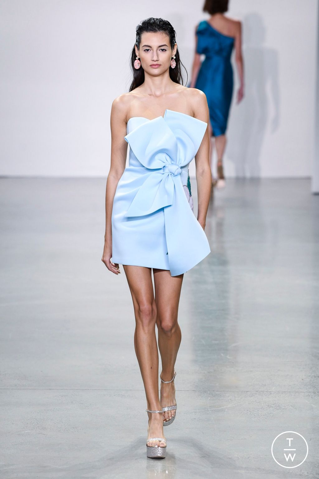 Fashion Week New York Spring/Summer 2023 look 35 from the Badgley Mischka collection 女装