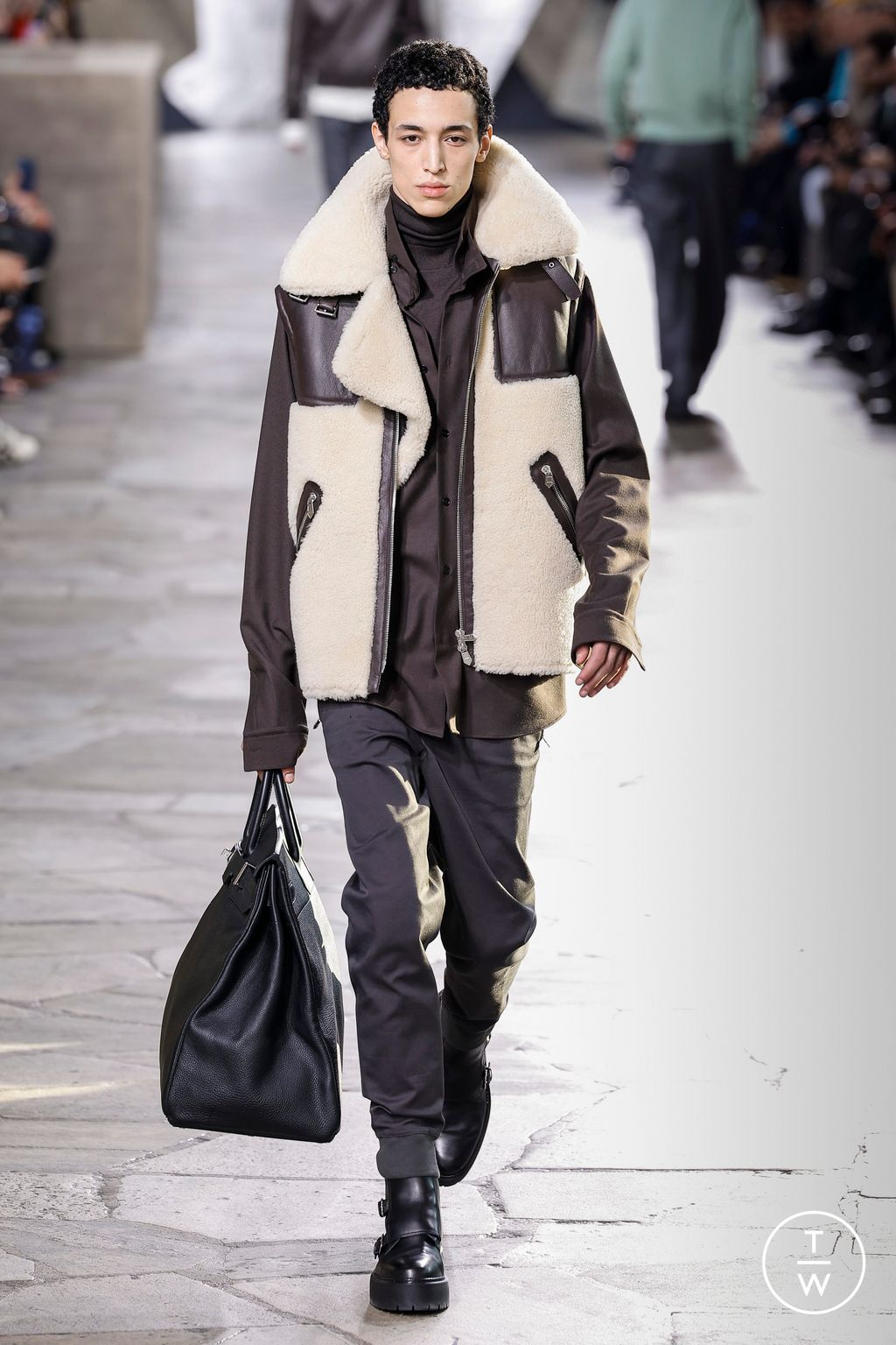Fashion Week Paris Fall/Winter 2023 look 28 from the Hermès collection menswear