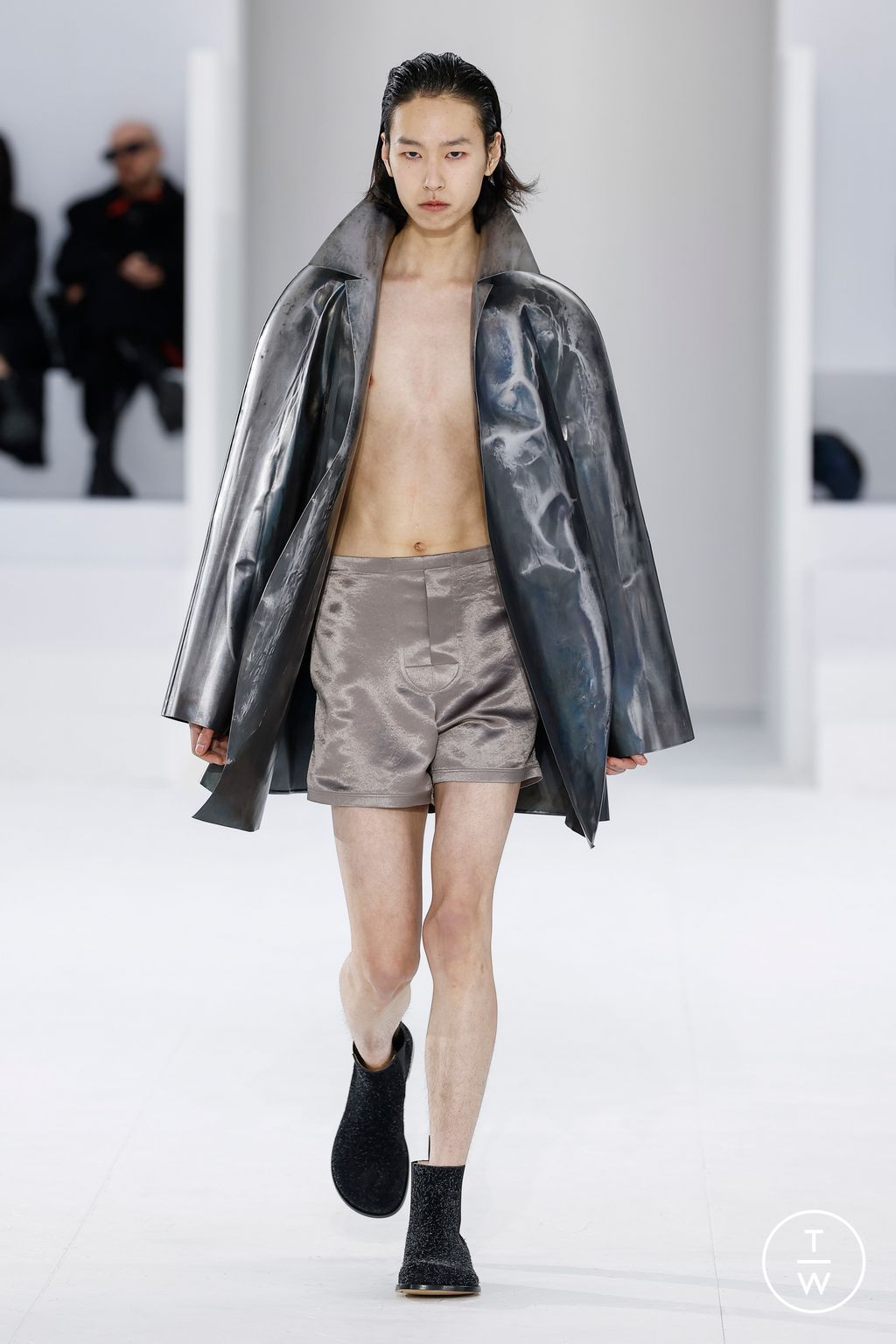 Fashion Week Paris Fall/Winter 2023 look 26 de la collection Loewe menswear