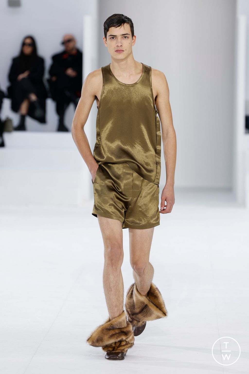 Fashion Week Paris Fall/Winter 2023 look 24 de la collection Loewe menswear