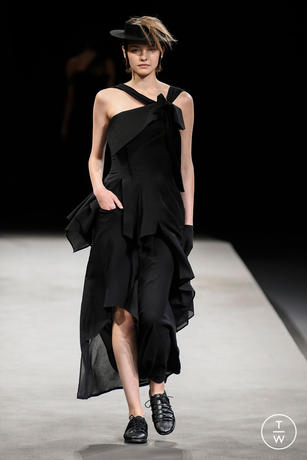 Fashion Week Paris Spring/Summer 2023 look 28 from the Yohji Yamamoto collection 女装