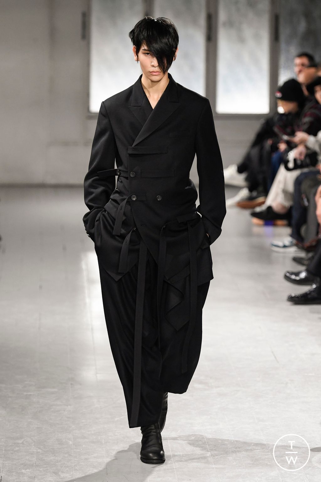 Fashion Week Paris Fall/Winter 2023 look 10 from the Yohji Yamamoto collection menswear