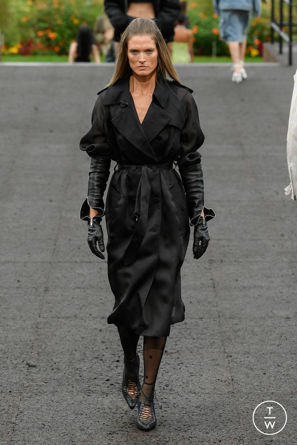 Fashion Week Paris Spring/Summer 2023 look 28 from the Givenchy collection womenswear
