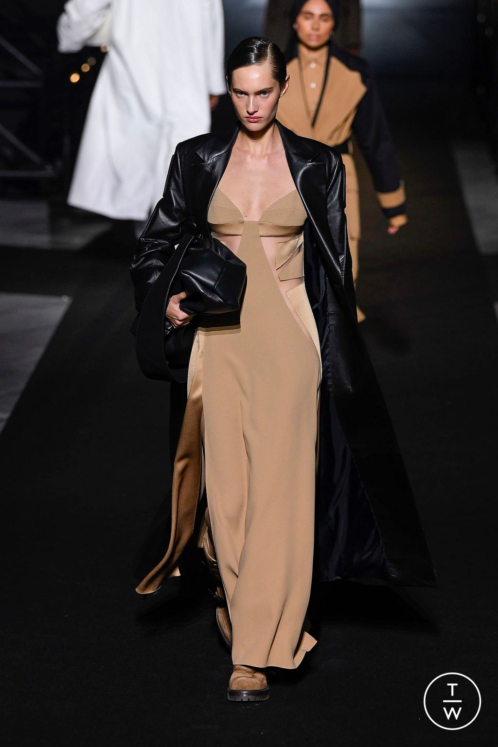 Fashion Week Milan Fall/Winter 2022 look 40 de la collection Boss womenswear