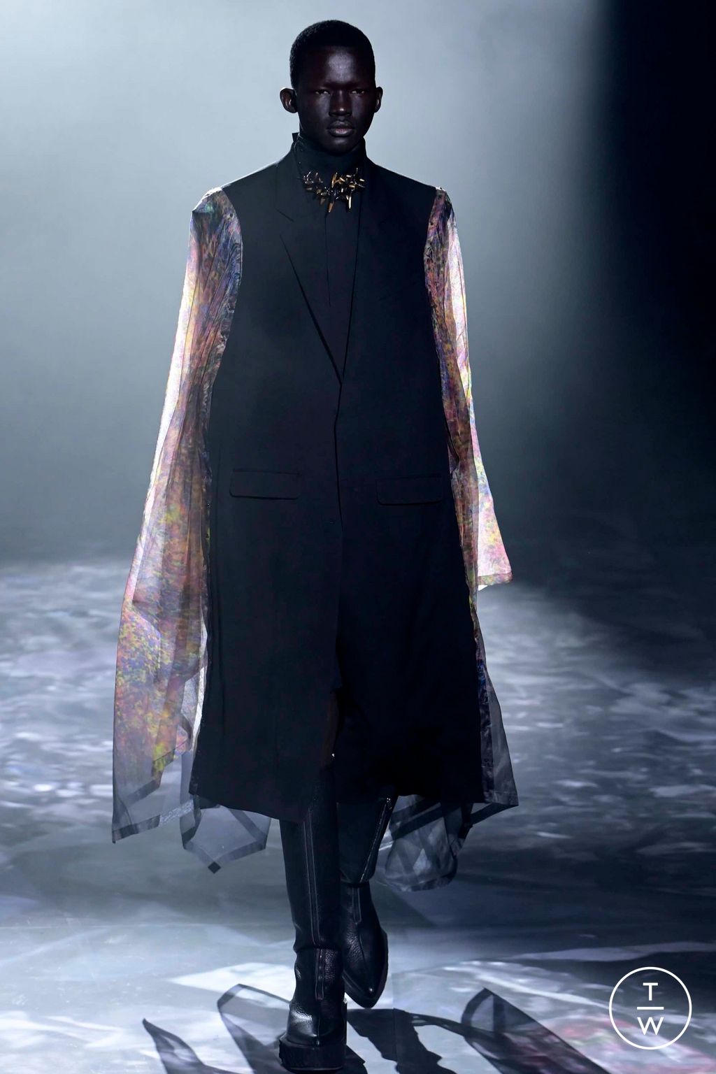 Fashion Week Paris Spring/Summer 2023 look 4 de la collection Yuima Nakazato couture