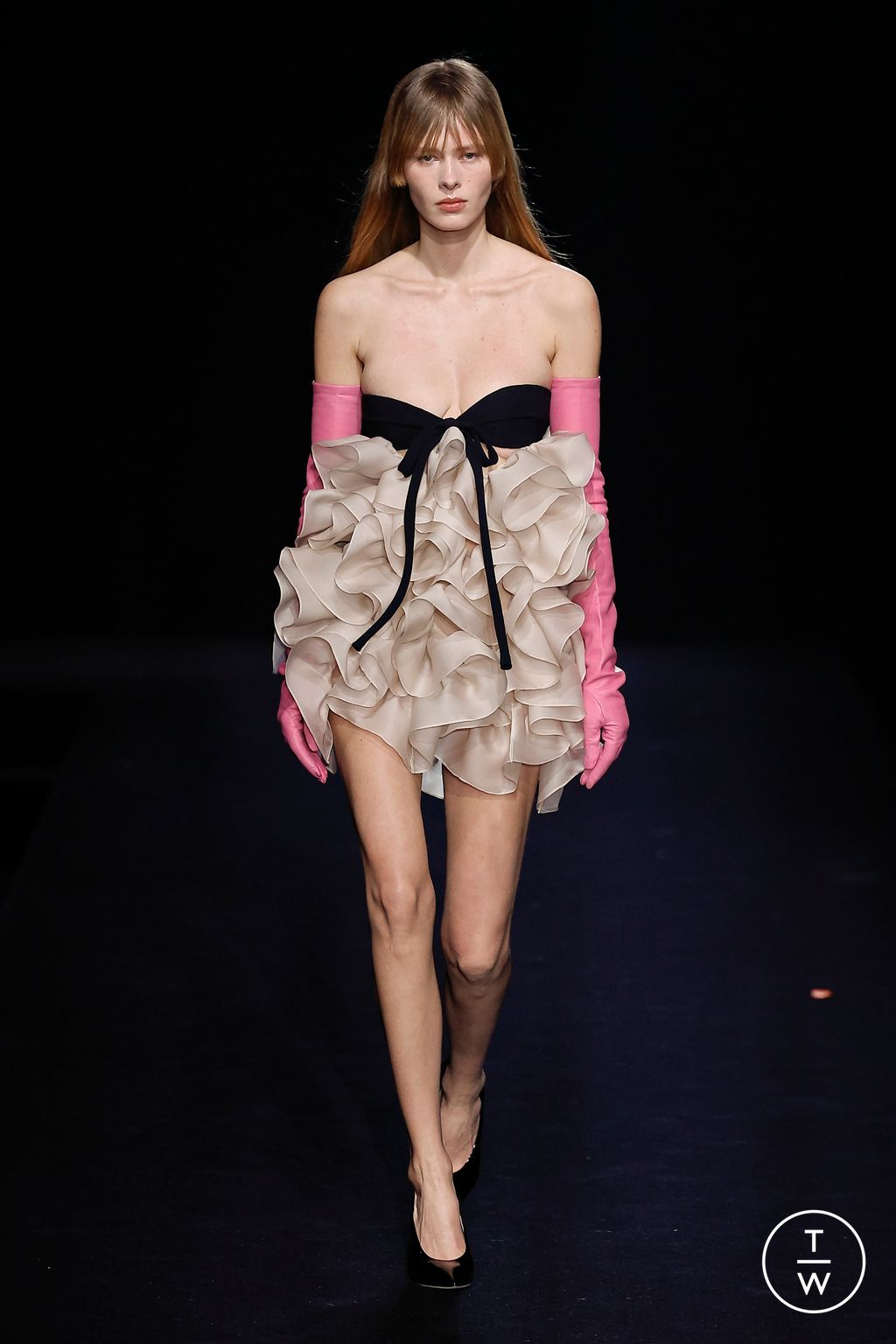 Fashion Week Paris Spring/Summer 2023 look 16 from the Valentino collection couture