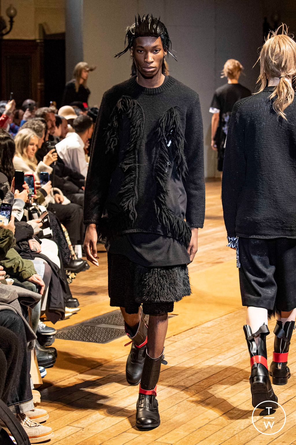 Fashion Week Paris Fall/Winter 2023 look 34 from the Comme des Garçons Homme Plus collection 男装