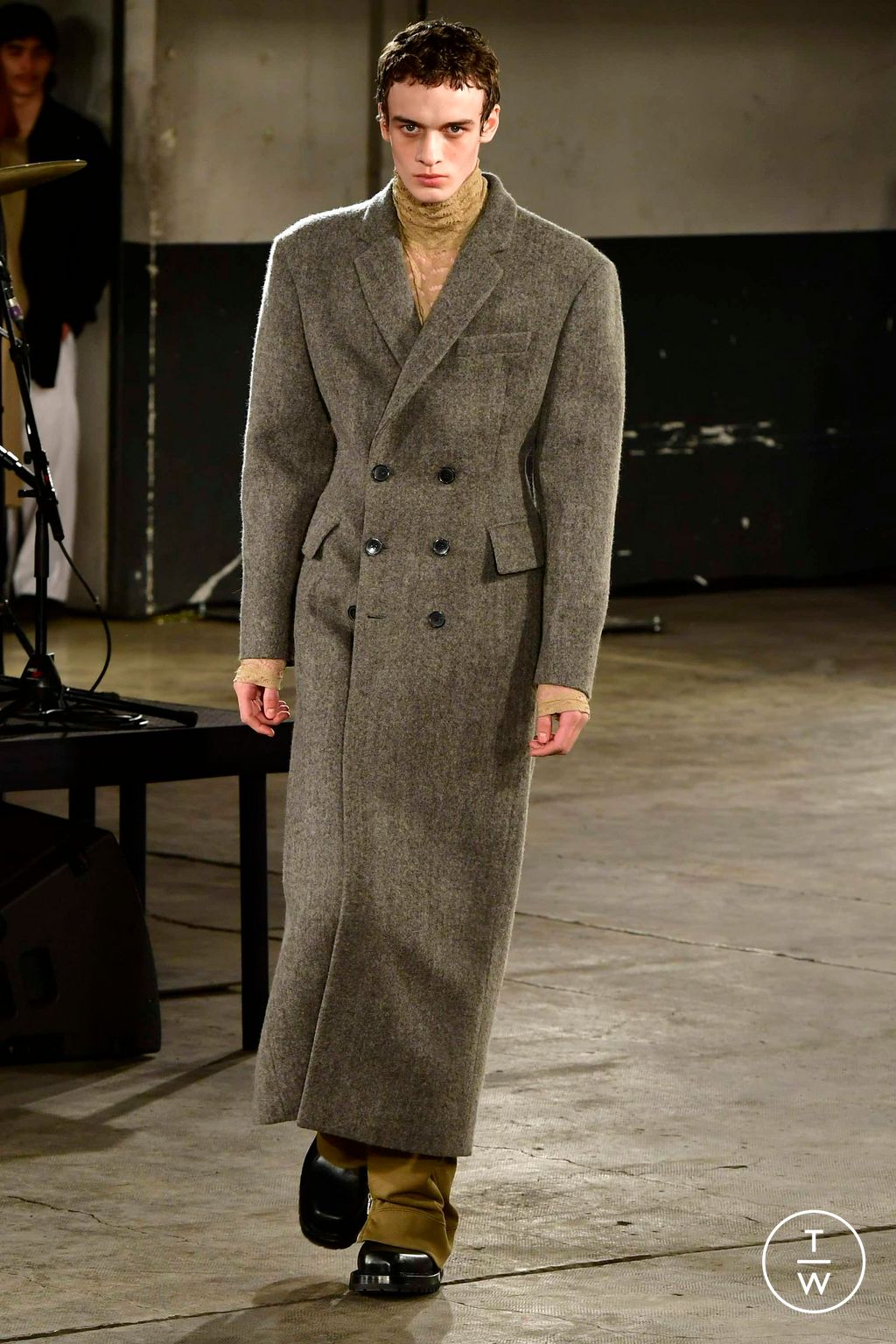Fashion Week Paris Fall/Winter 2023 look 17 from the Dries Van Noten collection menswear