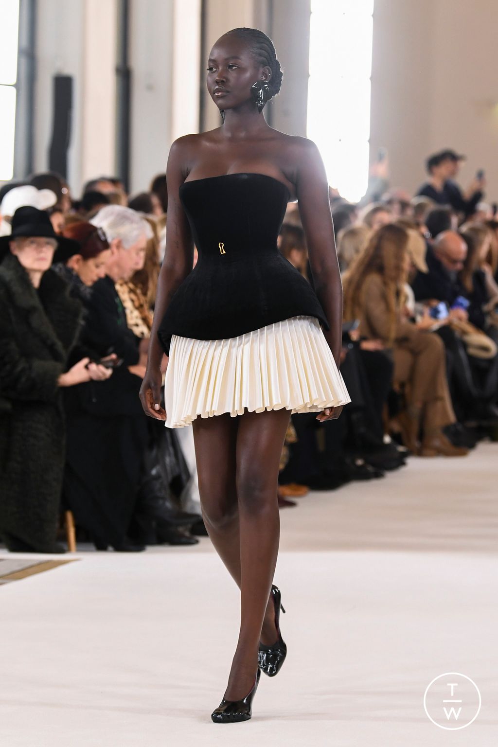 Fashion Week Paris Spring/Summer 2023 look 2 from the Schiaparelli collection couture