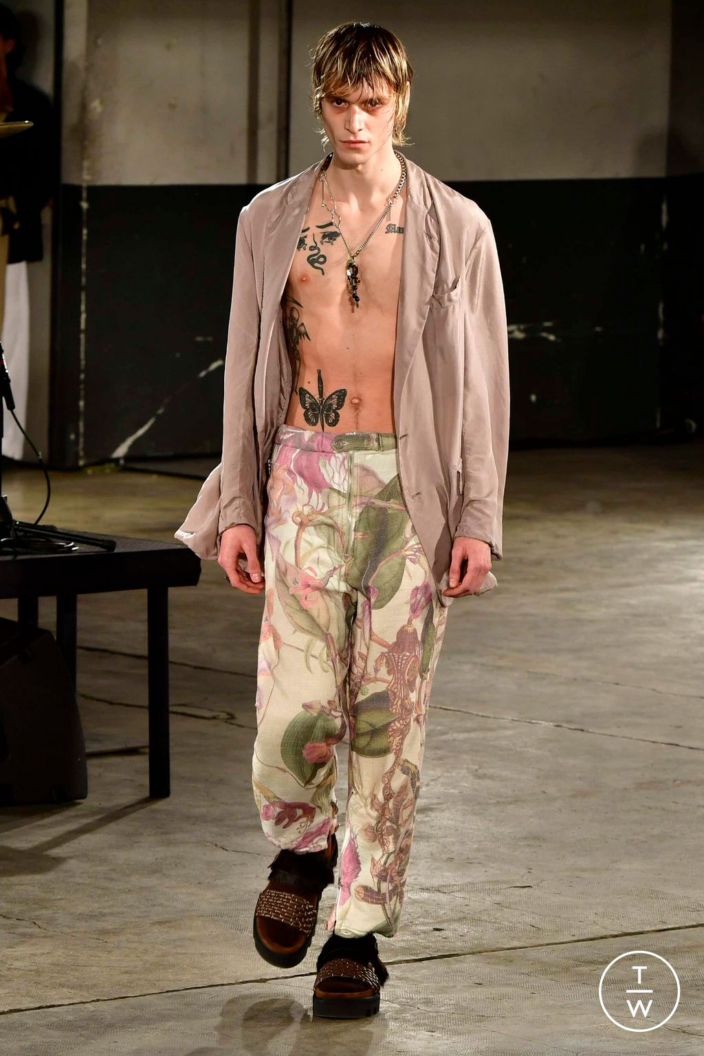 Fashion Week Paris Fall/Winter 2023 look 32 from the Dries Van Noten collection menswear