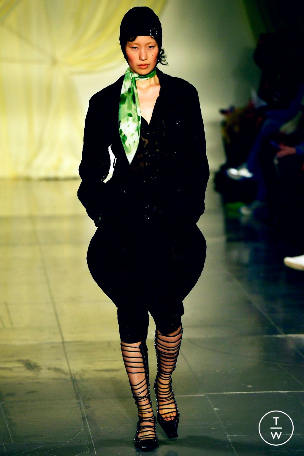 Fashion Week London Spring/Summer 2023 look 1 de la collection Yuhan Wang womenswear